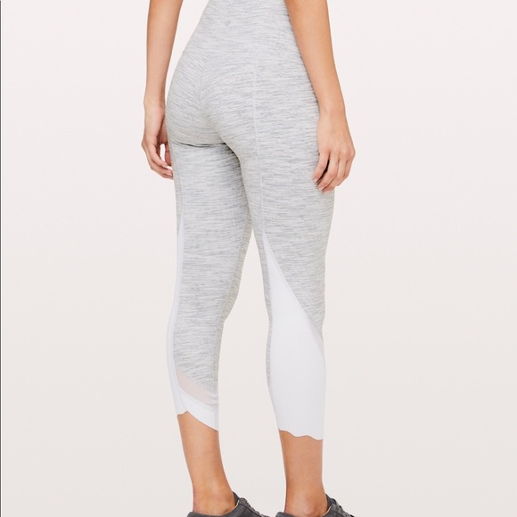 ❌SOLD❌ NWT Lululemon Wunder Under Crop HR Scallop - Picture 2 of 8